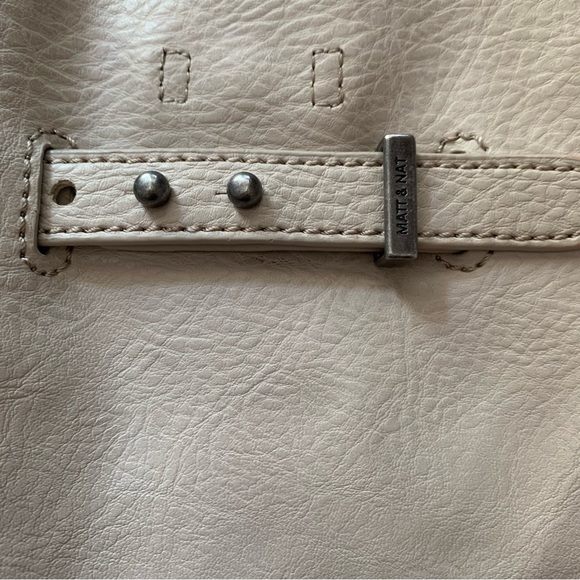 Matt & Nat | Lexi vegan bucket bag | Includes snap in pouch | Off white grey - Picture 3 of 8